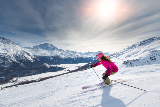 Avantages et risques du ski alpin: tout savoir avant de vous lancer sur les pistes