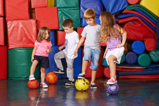 Sports d’équipe chez les enfants: tout savoir sur les avantages et les risques